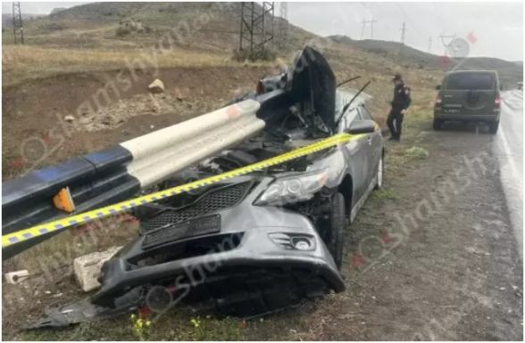 Վայոց ձորում «Toyota»-ն բախվել է երկաթե արգելապատնեշին